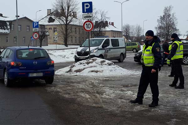 Резекненские полицейские поздравили автоледи города с праздником