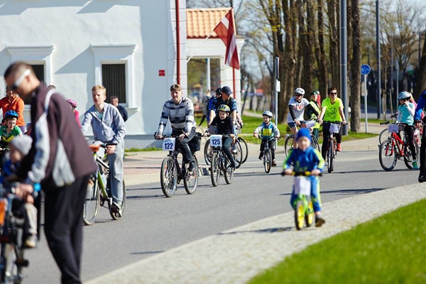 В честь 4 мая в Резекне прошли два велопробега (фото)